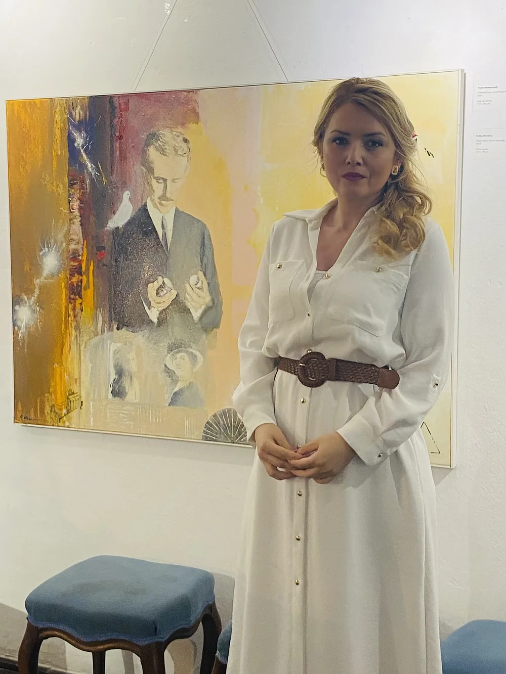 Maja Cvetković Sotirov pored portreta Nikole Tesle